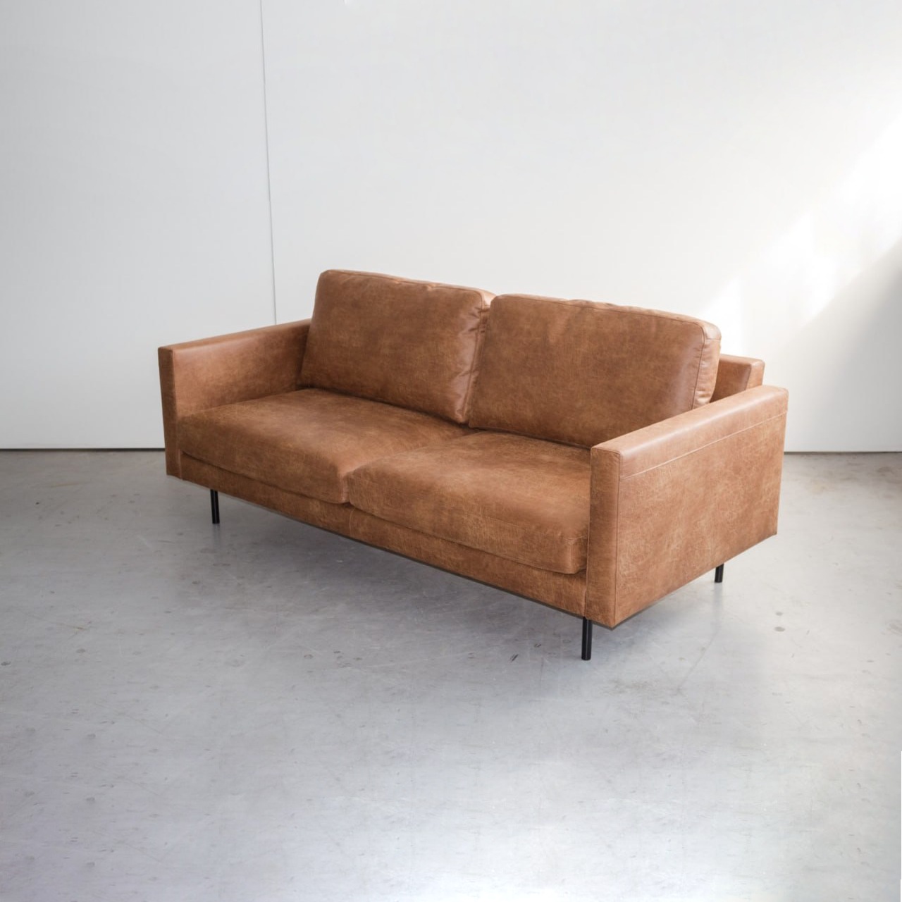 Стильний прямий диван Turku 3-seater на металевих ніжках